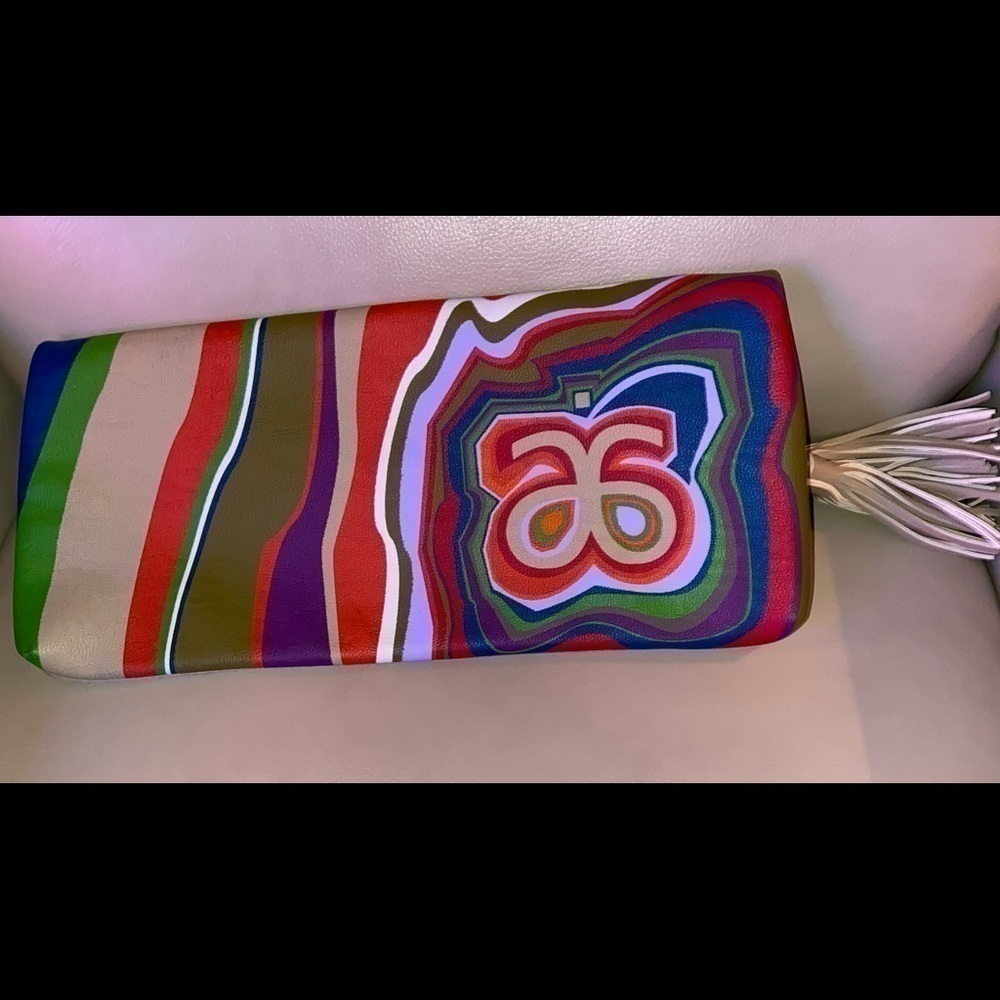 Arbonne
Treasures The Rainforest Purse Multi-color/Beige Vegan Leather Clutch    - Picture 4 of 15